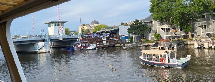 Milwaukee River Cruise Line is one of Milwaukee Architecture.