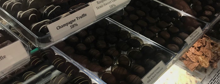Knoke's Chocolates and Nuts is one of Lugares favoritos de Johanna.