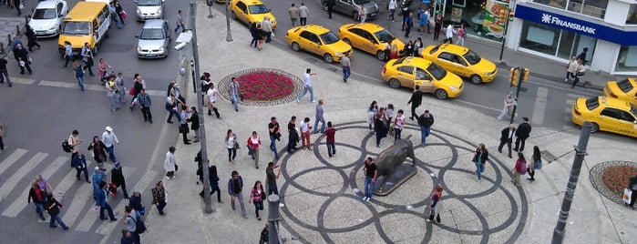 Altıyol Meydanı is one of Lugares favoritos de Aslı.
