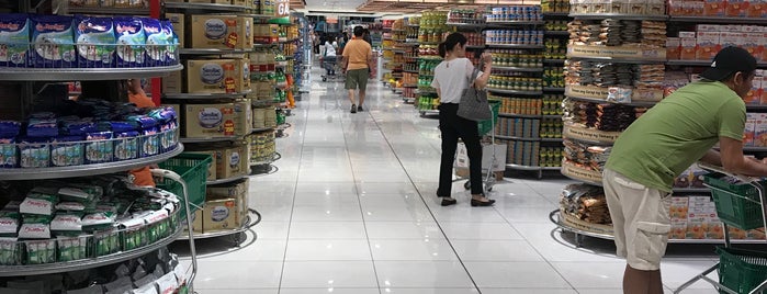 The Landmark Supermarket is one of Tempat yang Disukai Shank.
