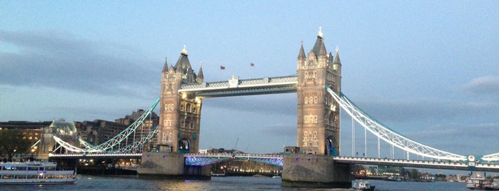 Tower of London Riverside Walk is one of London trip.