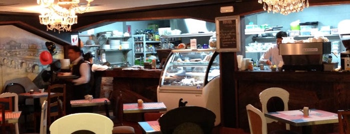 Pikeos Cafe is one of Tempat yang Disukai Jamie.