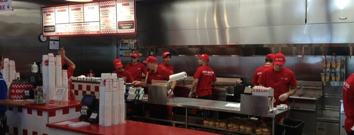 Five Guys is one of Lugares favoritos de Paige.