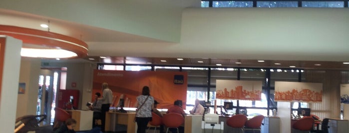 Banco Itaú is one of Ozさんのお気に入りスポット.