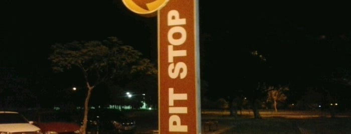 Bar Pit Stop is one of Lugares favoritos de Osvaldo.