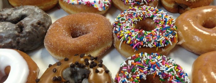 Krispy Kreme Doughnuts is one of Locais curtidos por La-Tica.