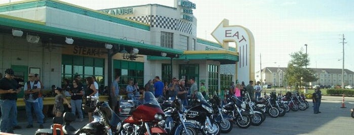 Quaker Steak & Lube is one of Percella’s Liked Places.
