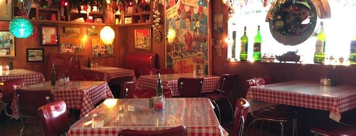 Monjunis Italian Cafe & Grocery is one of Must-Go Resteraunts in S'port.