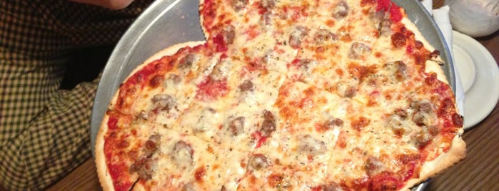 D'Agostino's Pizza and Pub Wrigleyville is one of Locais salvos de Nikkia J.