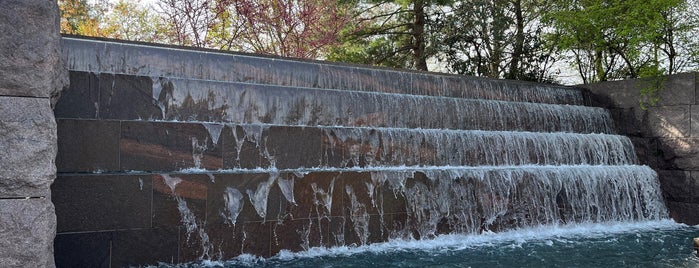 Franklin Delano Roosevelt Memorial is one of สถานที่ที่ Lizzie ถูกใจ.