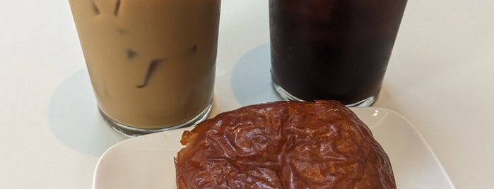 Intelligentsia Coffee & Tea is one of Lugares favoritos de Charley.