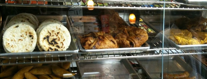 Columbus Colombian Bakery (Panaderia Colombiana) is one of สถานที่ที่ Sahar ถูกใจ.
