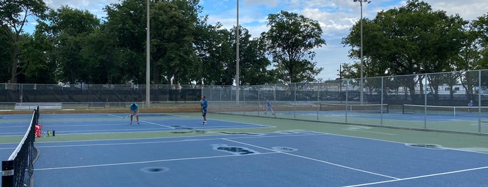 Lincoln Park Tennis Courts is one of Lugares favoritos de Olya.