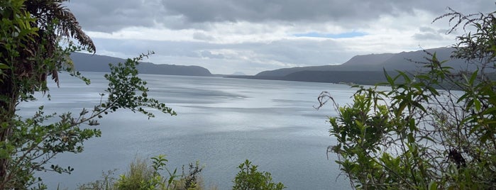 Lake Tarawera is one of Nový Zéland.