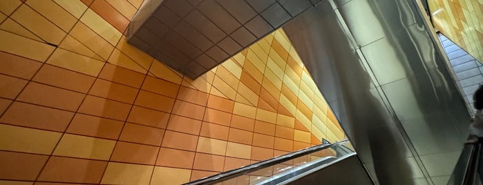 Bencoolen MRT Station (DT21) is one of SG MRT.