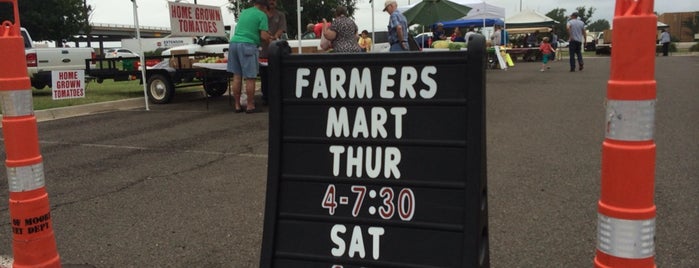 Moore Farmers Market is one of Locais curtidos por Cyndi.