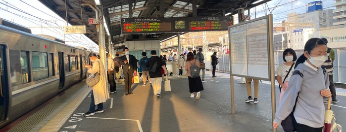 Platforms 1-2 is one of JR神戸線の駅ホーム.