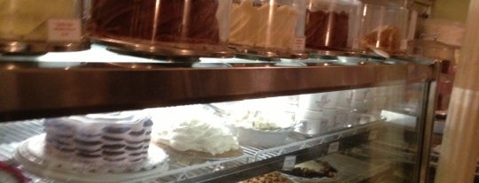 Magnolia Bakery is one of Desserts Around NYU.