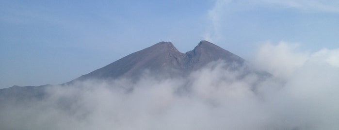 Volcán de Pacaya is one of \\outstanding places.