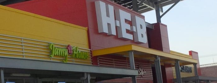 H-E-B is one of Tempat yang Disukai Fernando.