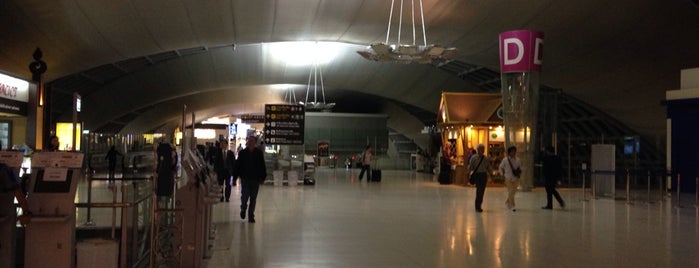 Aeroporto Suvarnabhumi (BKK) is one of Locais curtidos por Luca.