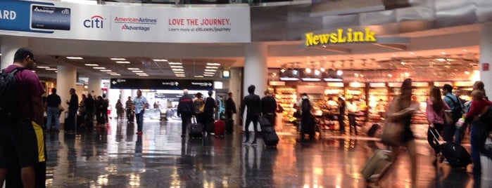 Aeroporto Internazionale di Miami (MIA) is one of Posti che sono piaciuti a Luca.