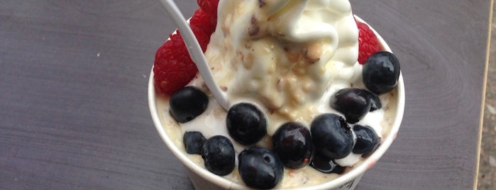 Good Q Frozen Yogurt & Cafe is one of Lollies'in Beğendiği Mekanlar.