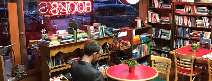 Elgin Books & Coffee is one of Lugares favoritos de Noah.