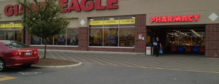 Giant Eagle Supermarket is one of Locais curtidos por Heather.