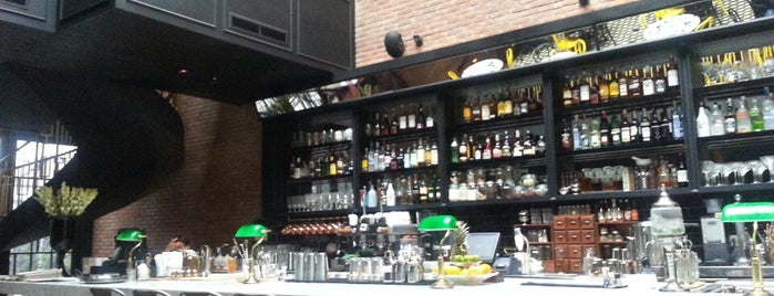 Publico Bistro and Bar is one of Lugares favoritos de Devi.
