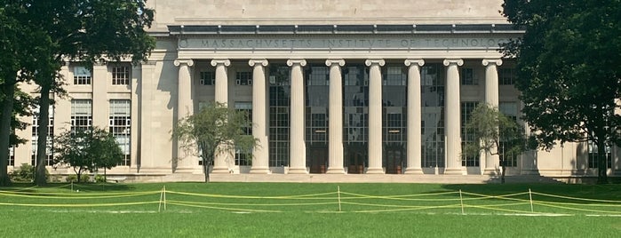 MIT Killian Court is one of Orte, die Rex gefallen.