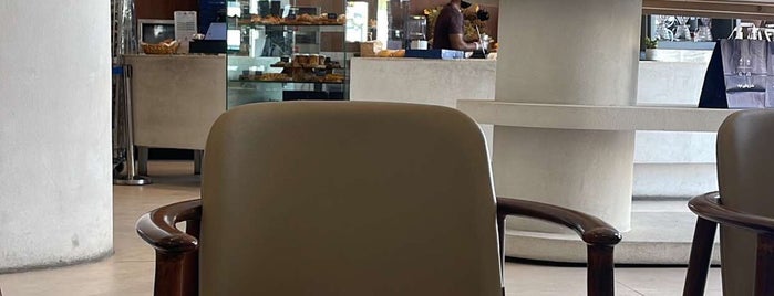 Dot Bakery & Cafe is one of الحسويين.