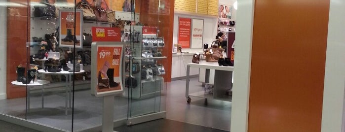 Payless ShoeSource is one of Joshさんのお気に入りスポット.