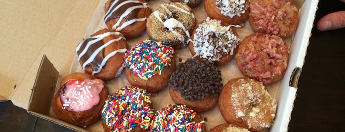 DaVinci’s Donuts is one of สถานที่ที่บันทึกไว้ของ Carey.