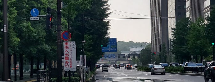 Otemachi Sta. Intersection is one of 道路(都心).