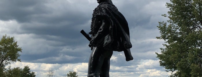 Памятник гусару Дорохову И. С. is one of Kevin: сохраненные места.