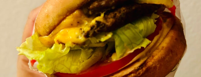 In-N-Out Burger is one of Locais curtidos por Dee Phunk.