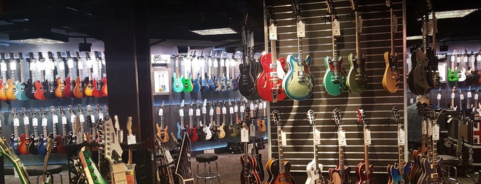 Guitar Center is one of Posti che sono piaciuti a Feña.