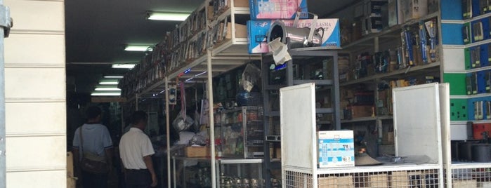 Kitty Electronics is one of สถานที่ที่ Gerry ถูกใจ.