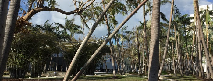 Big Bus Miami - Stop 9 - Lincoln Rd / Soundscape Park / New World Center is one of Tempat yang Disukai Mike.