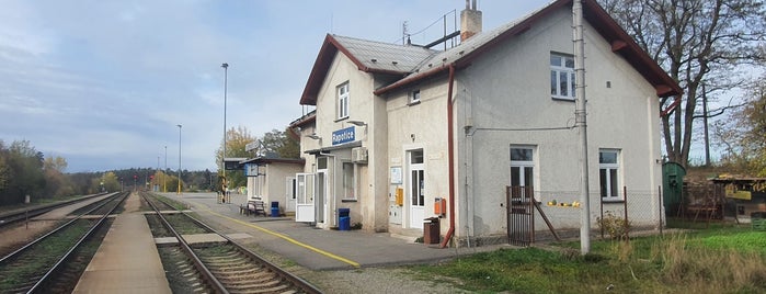 Železniční stanice Rapotice is one of Trať 240 Brno - Jihlava.
