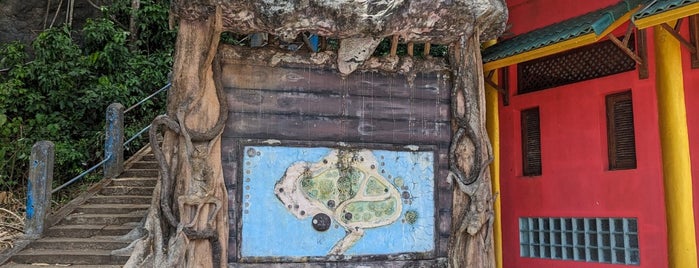 พระธาตุเจดีย์วัดถ้ำเสือ is one of Krabi May17.