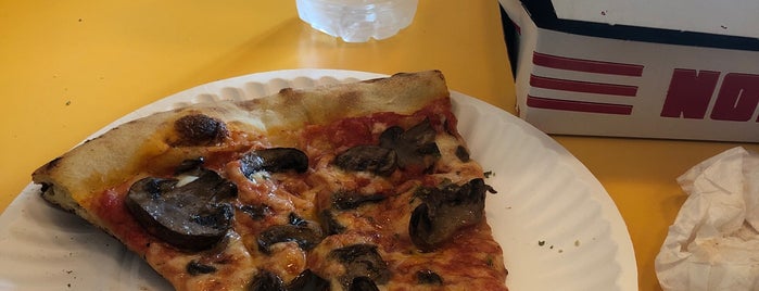 Norm’s Pizza is one of Lugares favoritos de Justin.