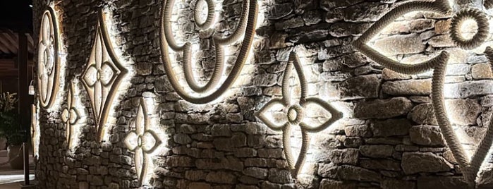 Louis Vuitton is one of Mykonos 🇬🇷.