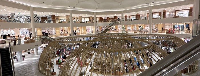 Algarawi Galleria is one of Lugares favoritos de Hussein.