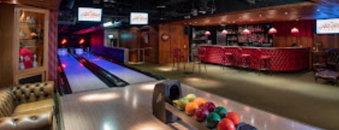 Palace Bowling Alley is one of สถานที่ที่ Cat ถูกใจ.