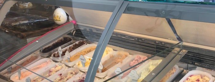 Birchfield Ice Cream Farm is one of Lugares favoritos de Curt.