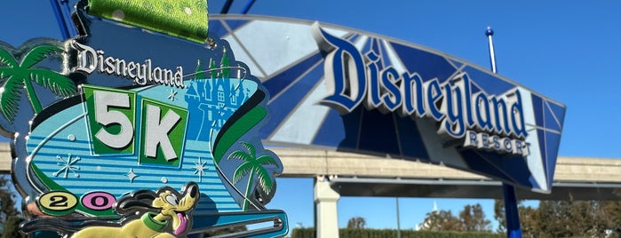 Disneyland Resort Sign is one of Lugares favoritos de Esteban.