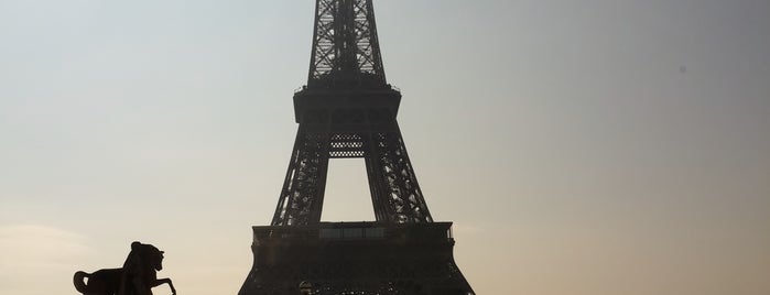 Eiffel Tower is one of Tempat Wisata Luar Negeri.