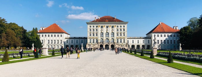 H Schloss Nymphenburg is one of München Tramlinie 17.